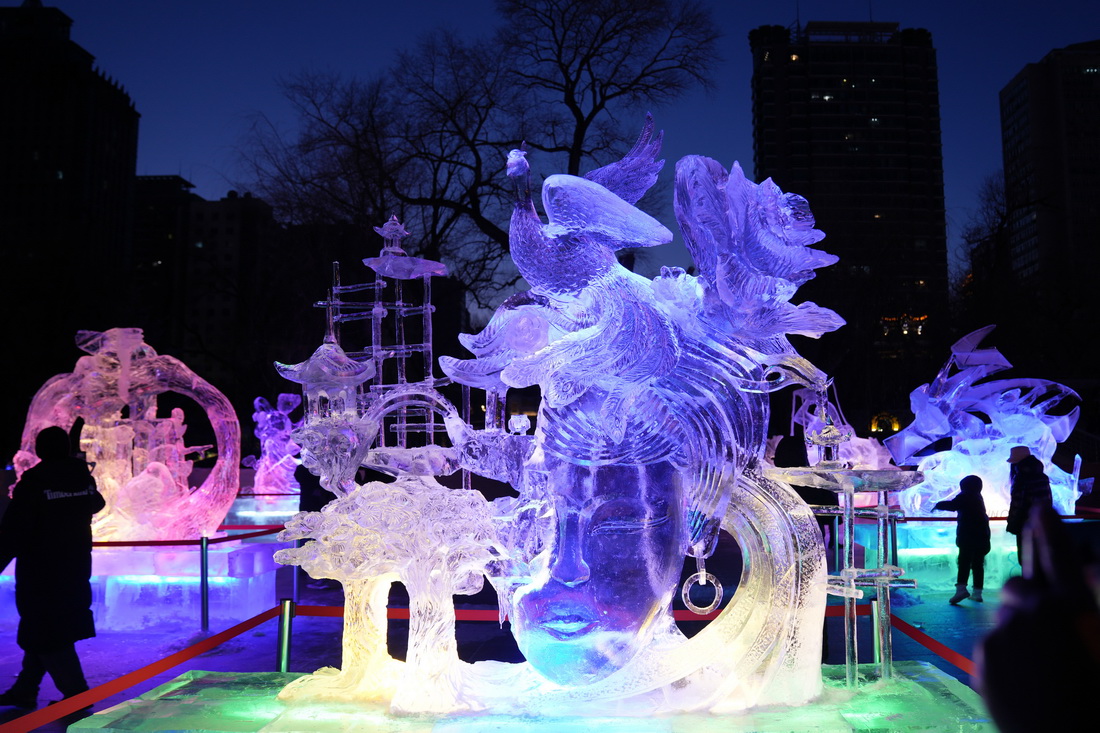 1月8日，游客在哈爾濱冰燈藝術游園會園區欣賞冰雕作品。