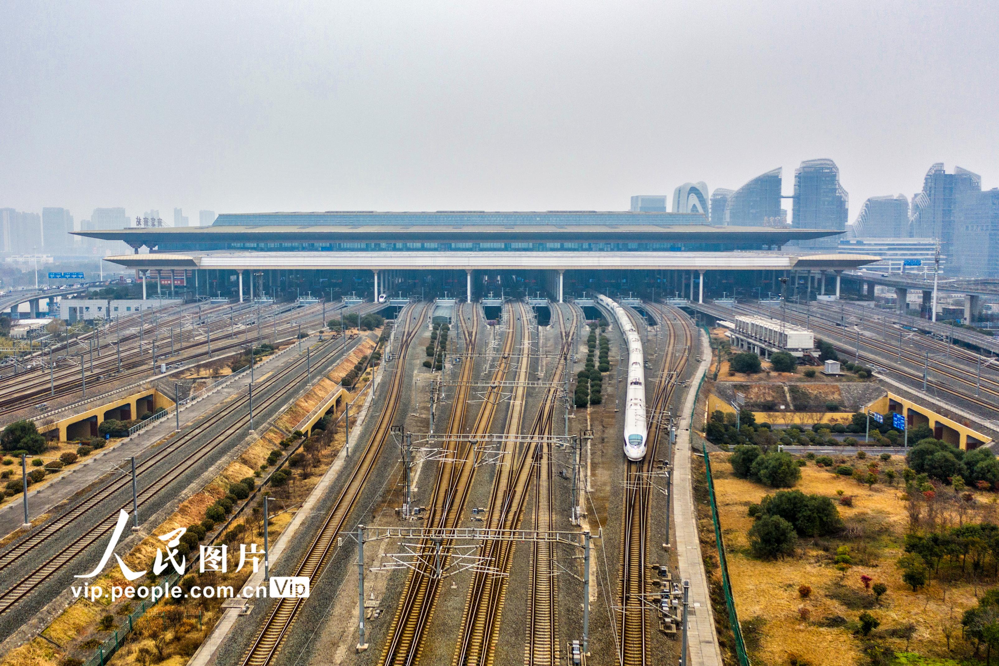 2022年1月9日，一列动车组列车行驶在江苏省南京市境内。杜懿摄（人民图片网）