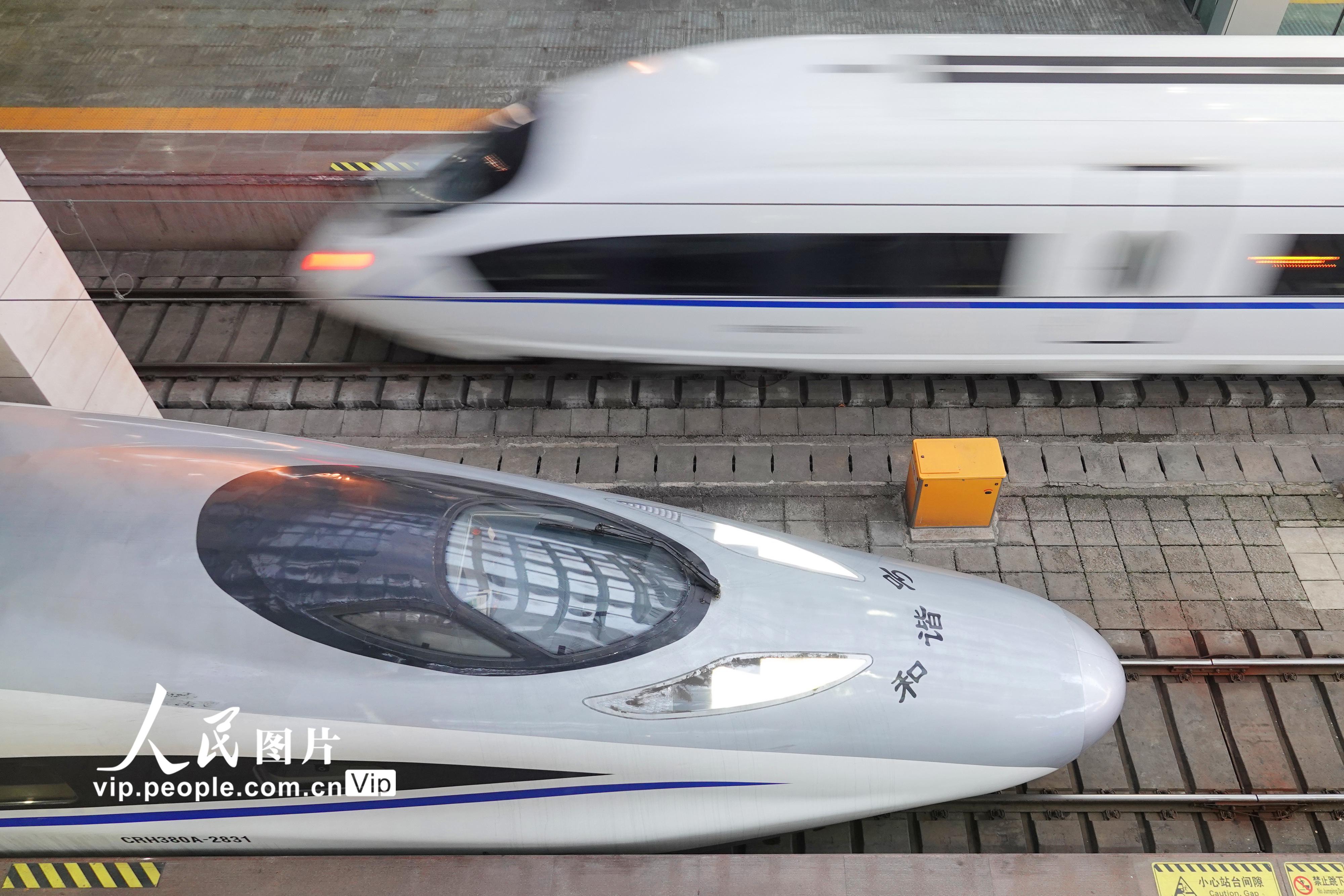 2022年1月9日，一列動車組列車駛出山東煙台火車站。唐克（人民圖片網）