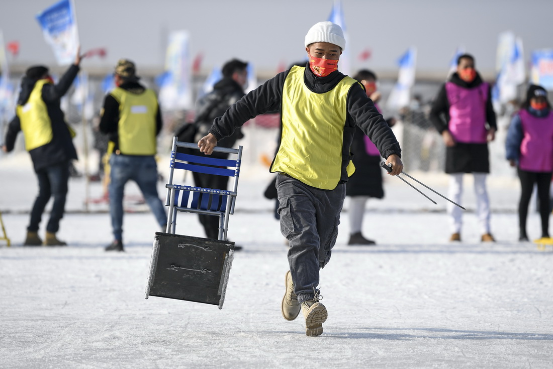 1月10日，來自緬甸的留學生北秋澤在稻漁空間體驗冰上爬犁。