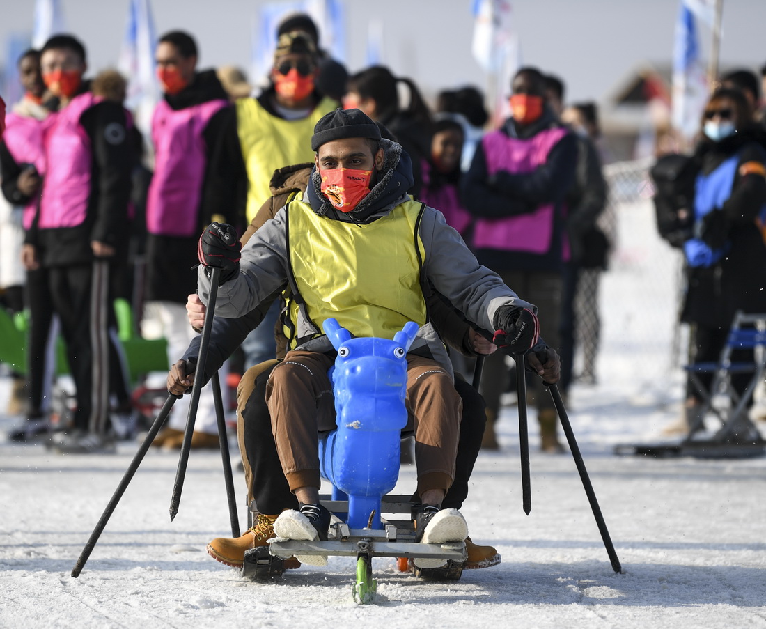 1月10日，寧夏醫科大學的留學生在稻漁空間體驗冰上滑車。