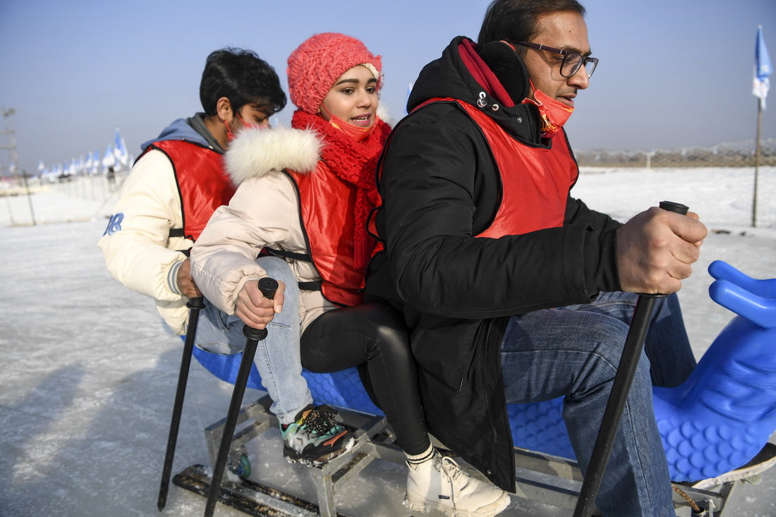 1月10日，來自孟加拉國的留學生伊淑（中）與同學體驗冰上滑車。