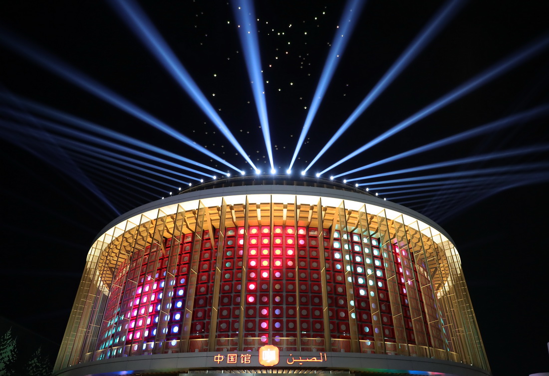 这是1月10日在阿拉伯联合酋长国迪拜世博会拍摄的中国国家馆日灯光秀。