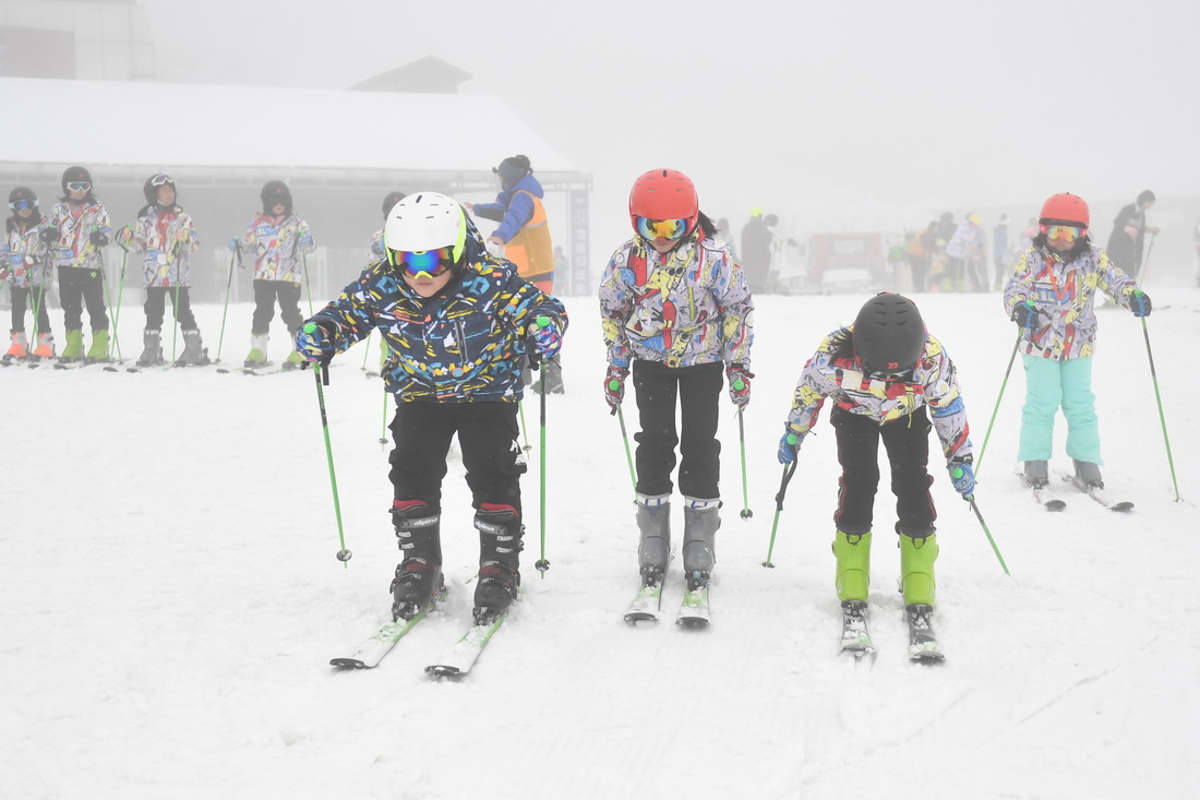 1月9日，安吉縣山川小學學生在雲上草原滑雪場練習滑雪。