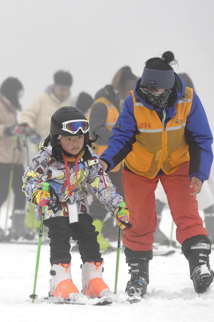 1月9日，安吉縣山川小學學生在雲上草原滑雪場學習滑雪。