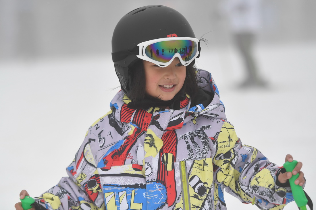 1月9日，在安吉縣雲上草原滑雪場，山川小學的一名學生在練習滑雪。