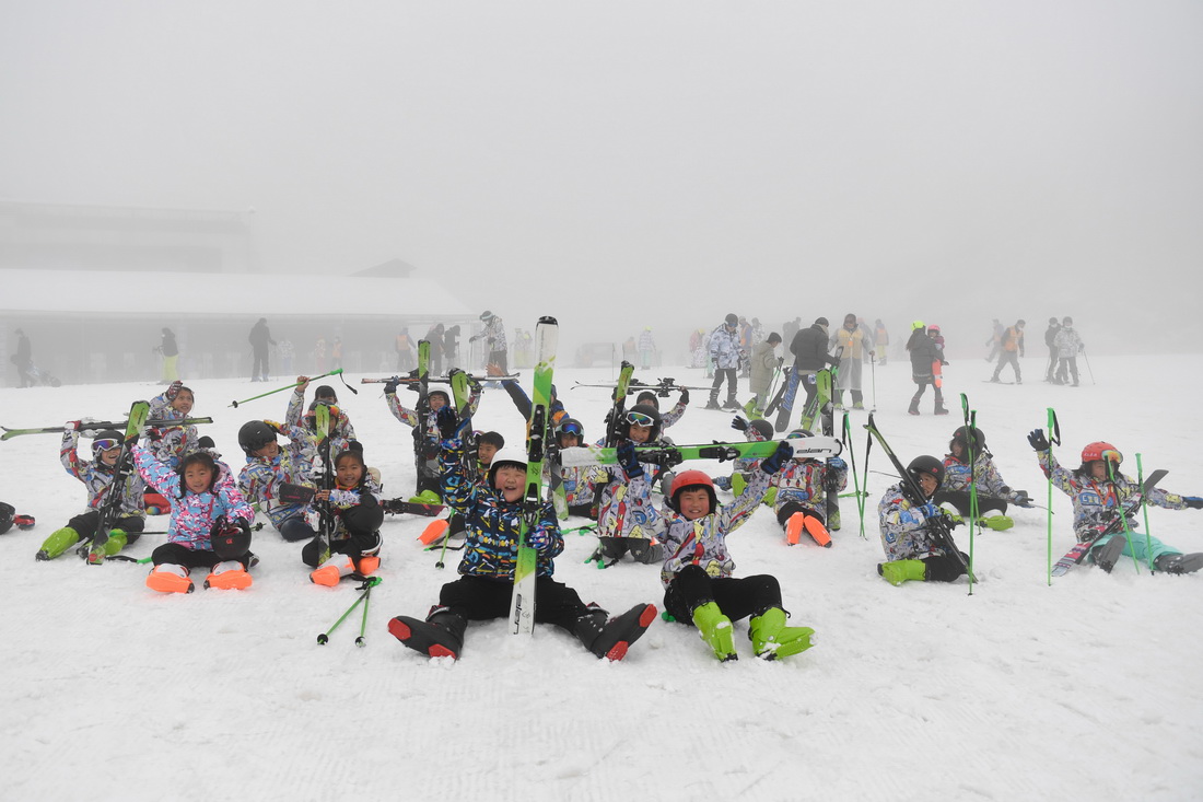 1月9日，安吉县山川小学学生在云上草原滑雪场合影。