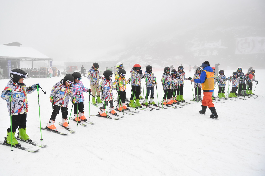 1月9日，安吉縣山川小學學生在雲上草原滑雪場練習滑雪。