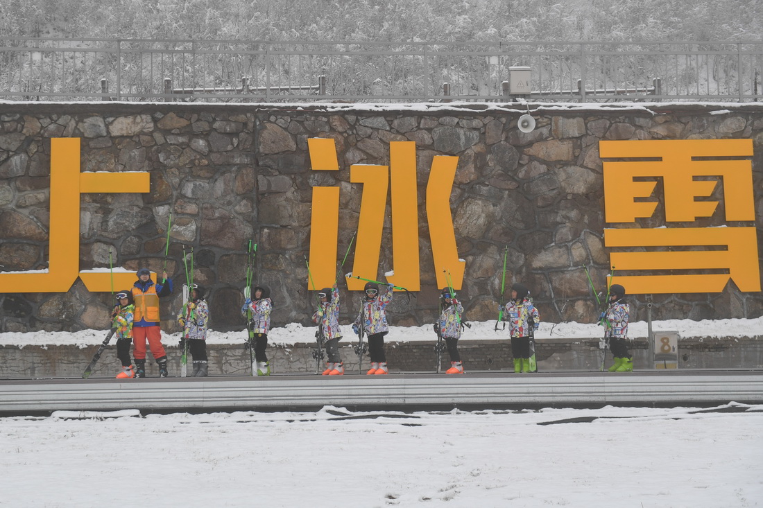 1月9日，安吉縣山川小學學生在雲上草原滑雪場乘坐“魔毯”。