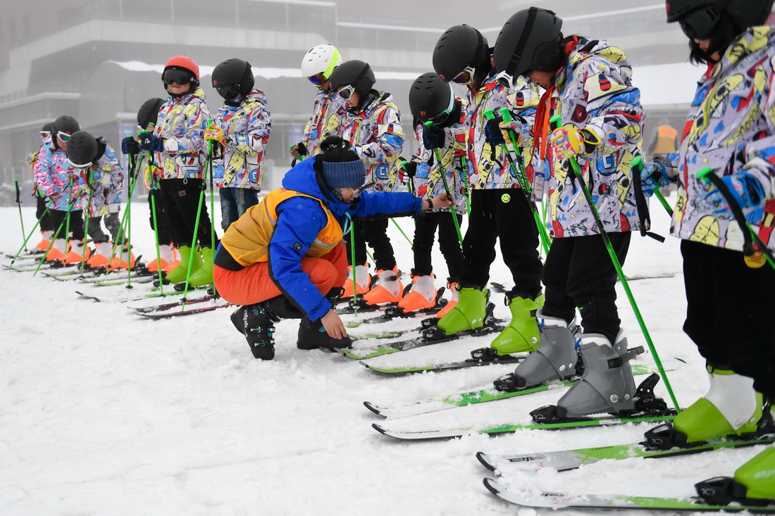 1月9日，在安吉縣雲上草原滑雪場，教練指導山川小學學生滑雪起步姿勢。