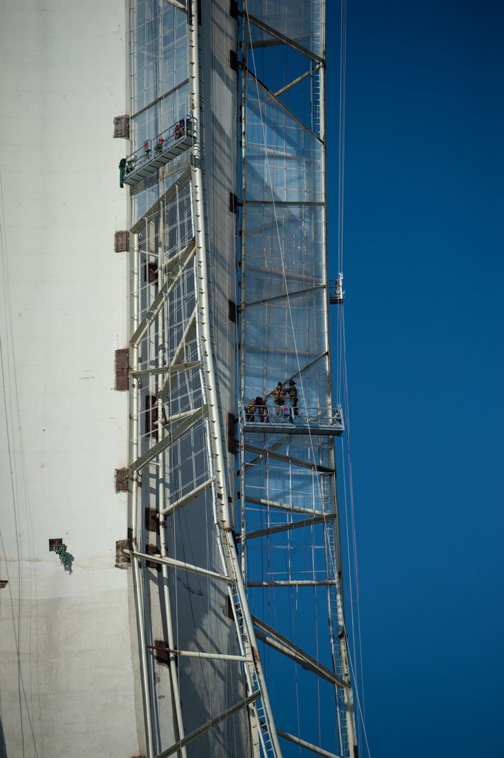 1月11日，工人們加裝塔身的飄帶形裝飾材料。