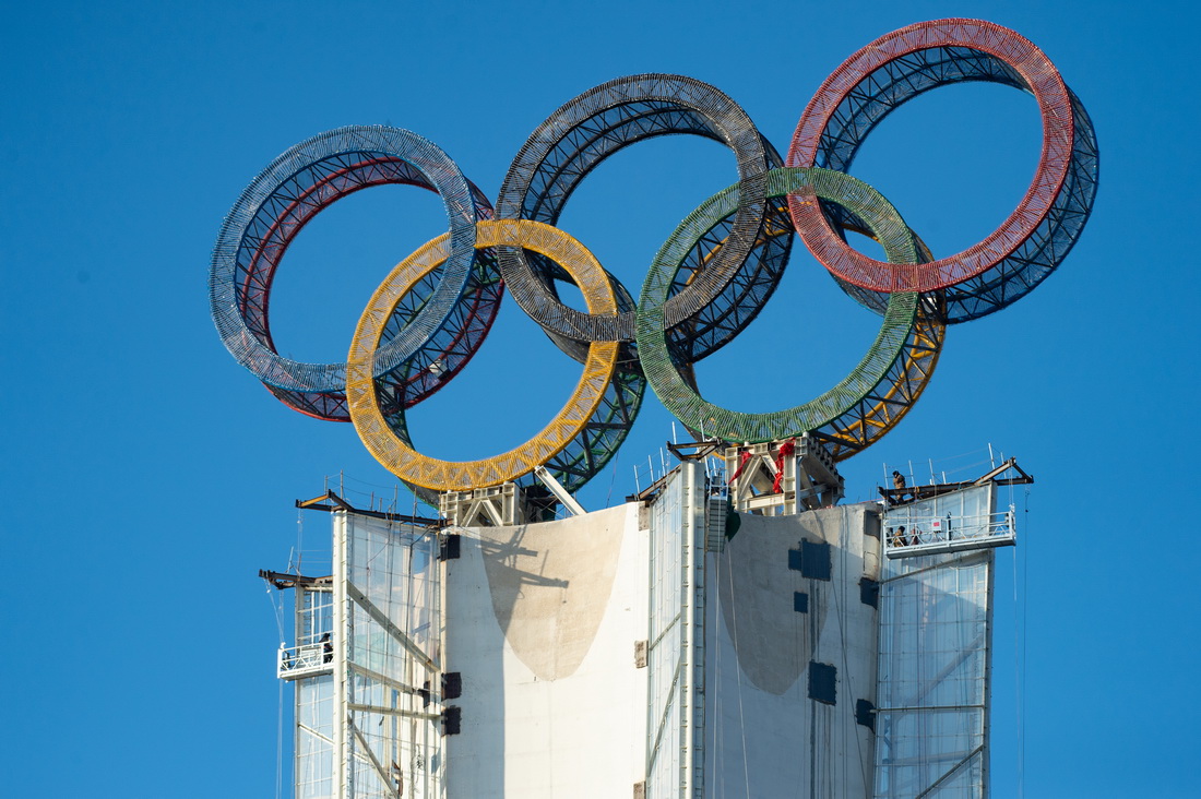 這是1月11日拍攝的“海陀塔”塔頂的奧運五環標志。