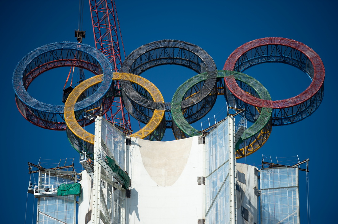 这是1月11日拍摄的“海陀塔”塔顶的奥运五环标志。