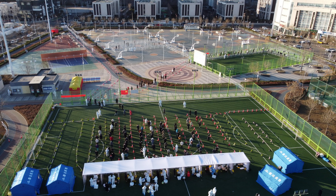 這是1月10日拍攝的天津市濱海新區泰達第二體育場核酸檢測點（無人機照片）。新華社記者 趙子碩 攝