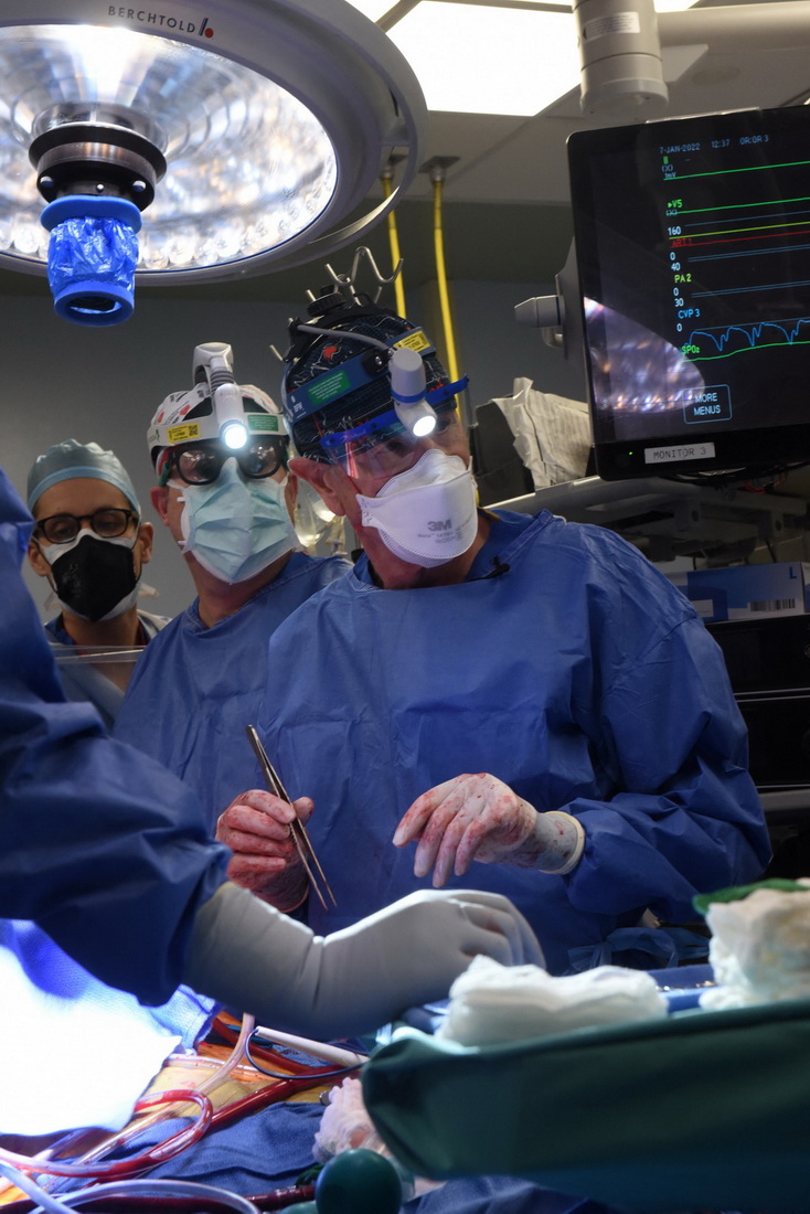這是1月7日在美國巴爾的摩的馬裡蘭大學醫學中心拍攝的移植手術現場。