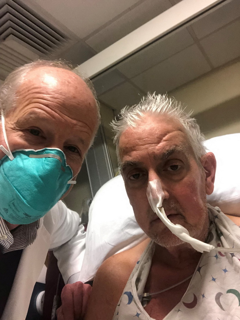 這張未標注拍攝日期的照片是心臟病人戴維·貝內特（右）接受豬心臟移植手術前與醫生的合影。