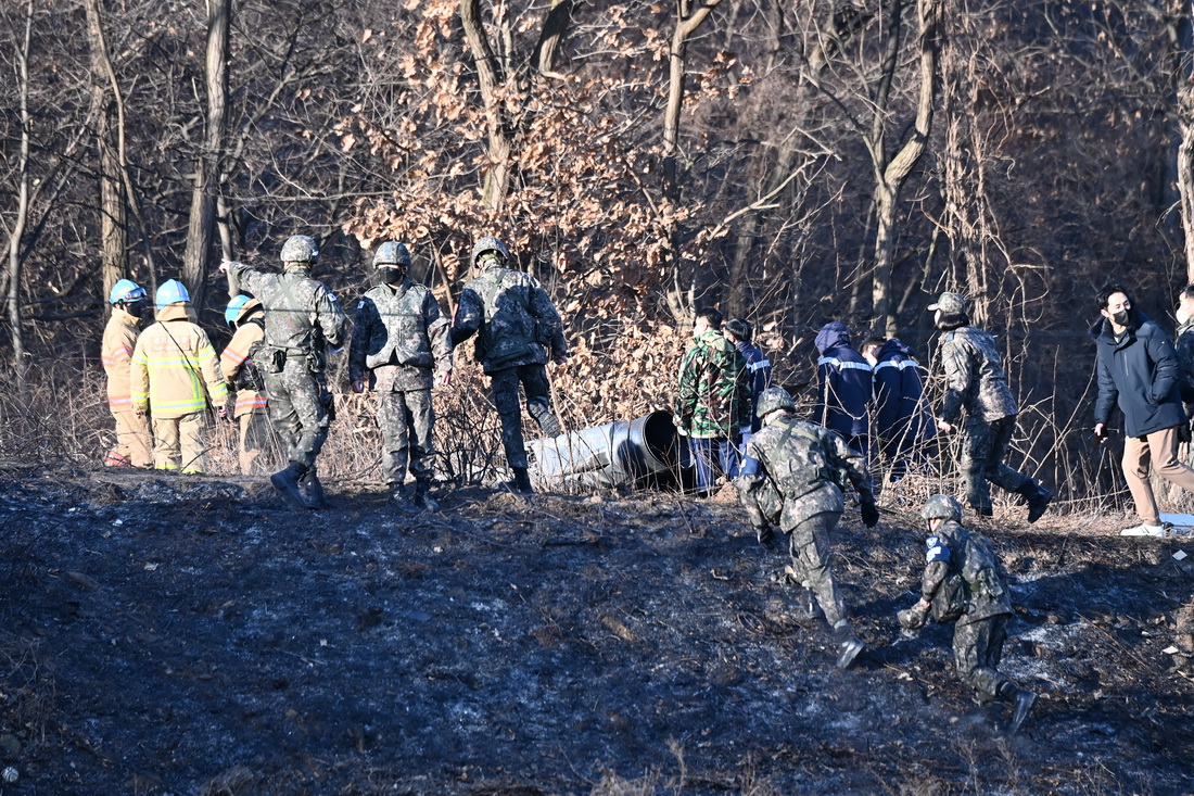 這是1月11日在韓國京畿道華城市拍攝的韓空軍F-5E戰斗機墜毀現場。