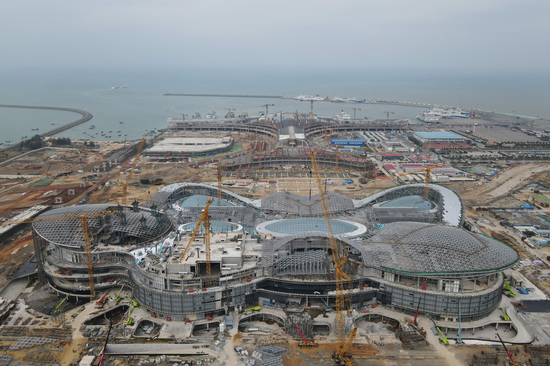 这是1月12日拍摄的海口国际免税城项目工地（无人机照片）。