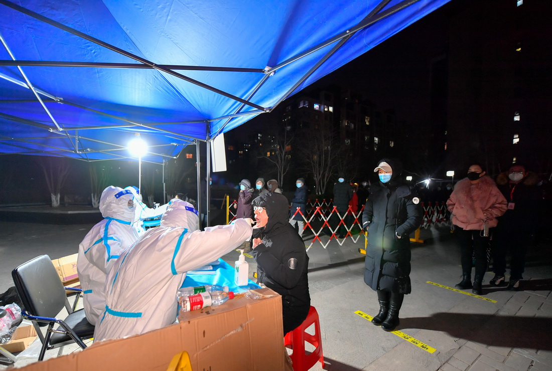 1月12日，在天津市南開區廣開街道某核酸檢測點，市民有序排隊等待進行核酸採樣。