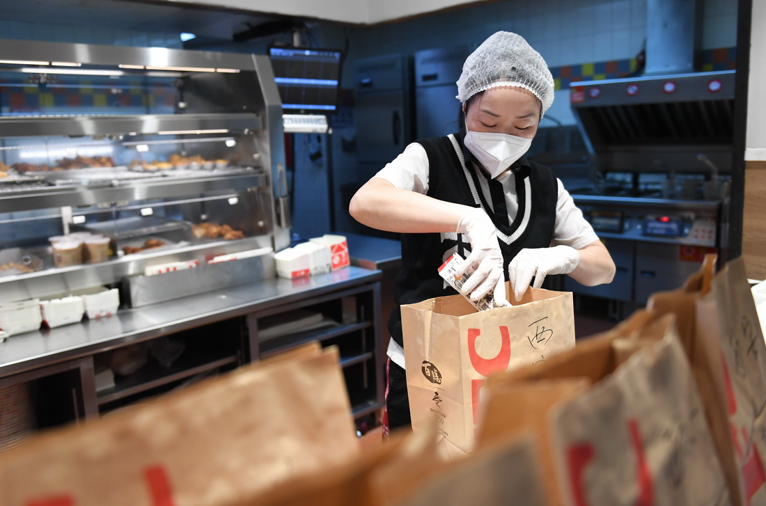 1月13日，在西安市一家連鎖餐廳，工作人員打包外賣。