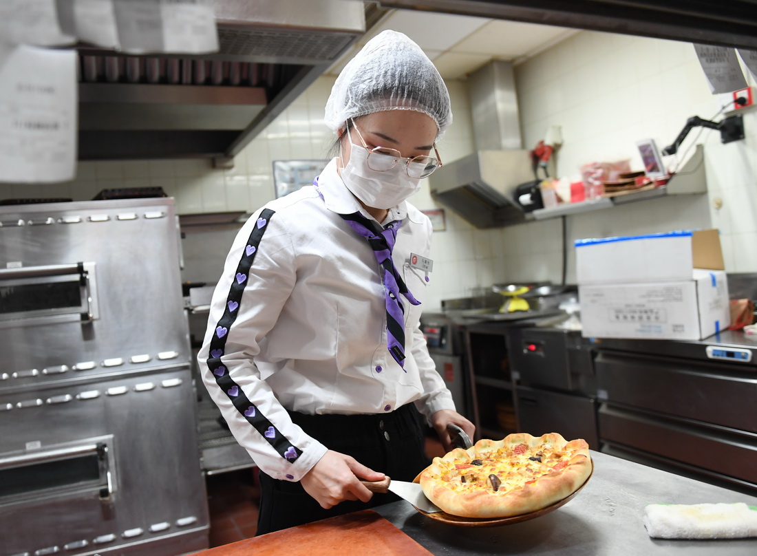 1月13日，在西安市一家連鎖餐廳，店員制作外賣菜品。