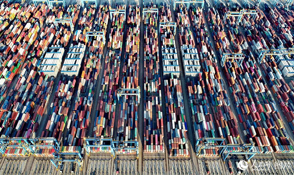 1月14日，在山東港口青島港全自動化碼頭集裝箱堆場，高速軌道吊來回穿梭運送貨物。