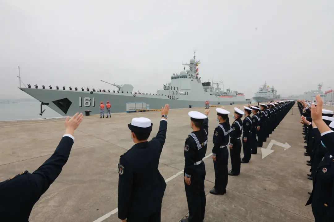 1月15日，中國海軍第40批護航編隊從廣東湛江某軍港解纜起航，官兵們在碼頭揮手送別。新華社發（江曉衛 攝）