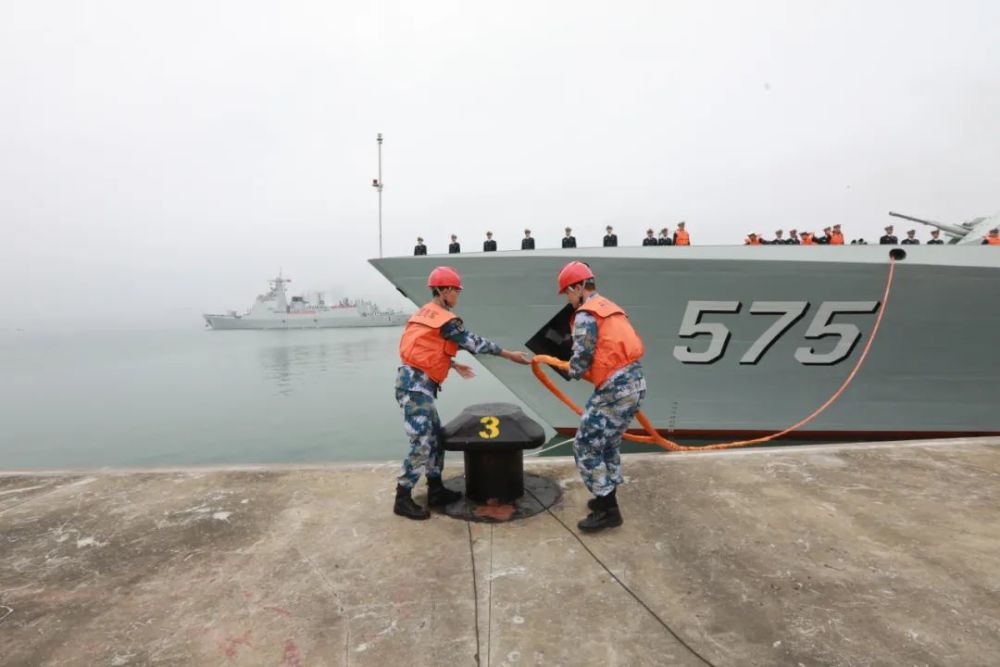 1月15日，中國海軍第40批護航編隊從廣東湛江某軍港解纜起航，這是官兵為編隊中的導彈護衛艦岳陽艦解開纜繩。新華社發（江曉衛 攝）