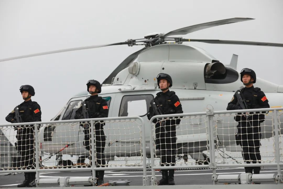 1月15日，中國海軍第40批護航編隊從廣東湛江某軍港解纜起航，特戰隊員在甲板上整齊列隊。新華社發（江曉衛 攝）