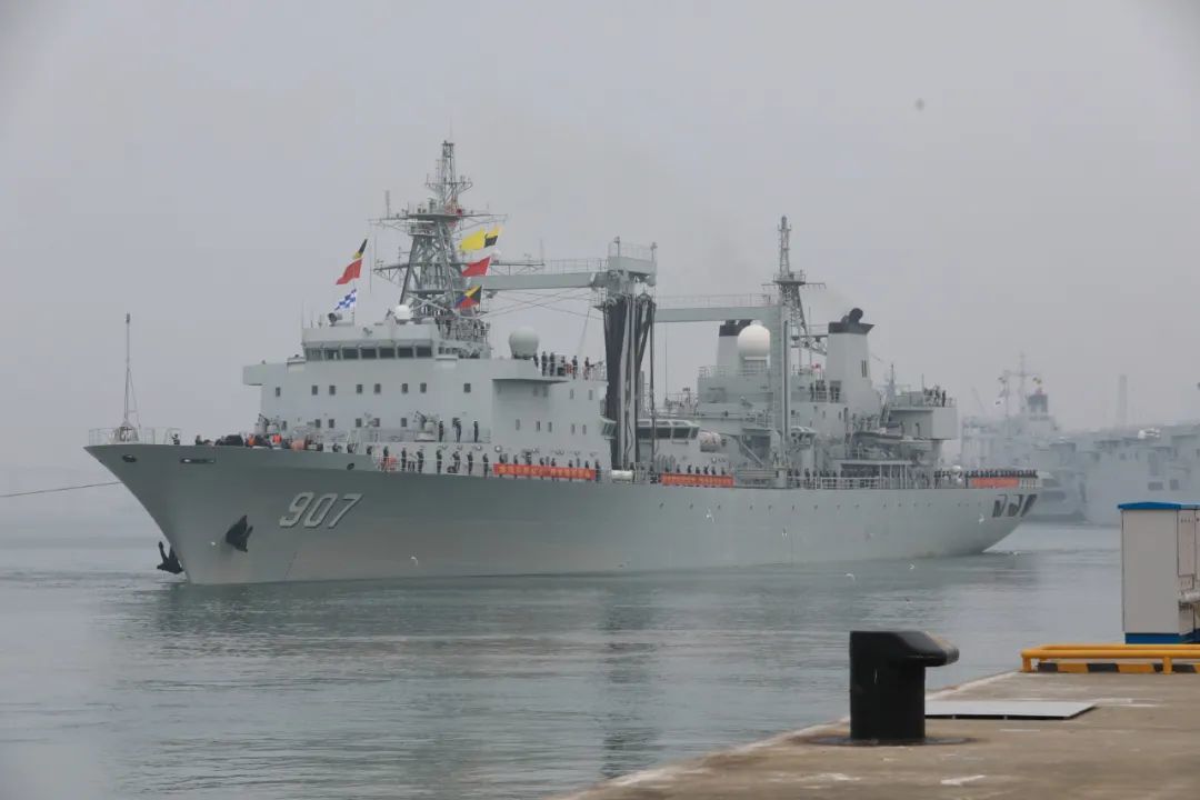 1月15日，中國海軍第40批護航編隊從廣東湛江某軍港解纜起航，這是編隊中的綜合補給艦駱馬湖艦駛離碼頭。新華社發（江曉衛 攝）
