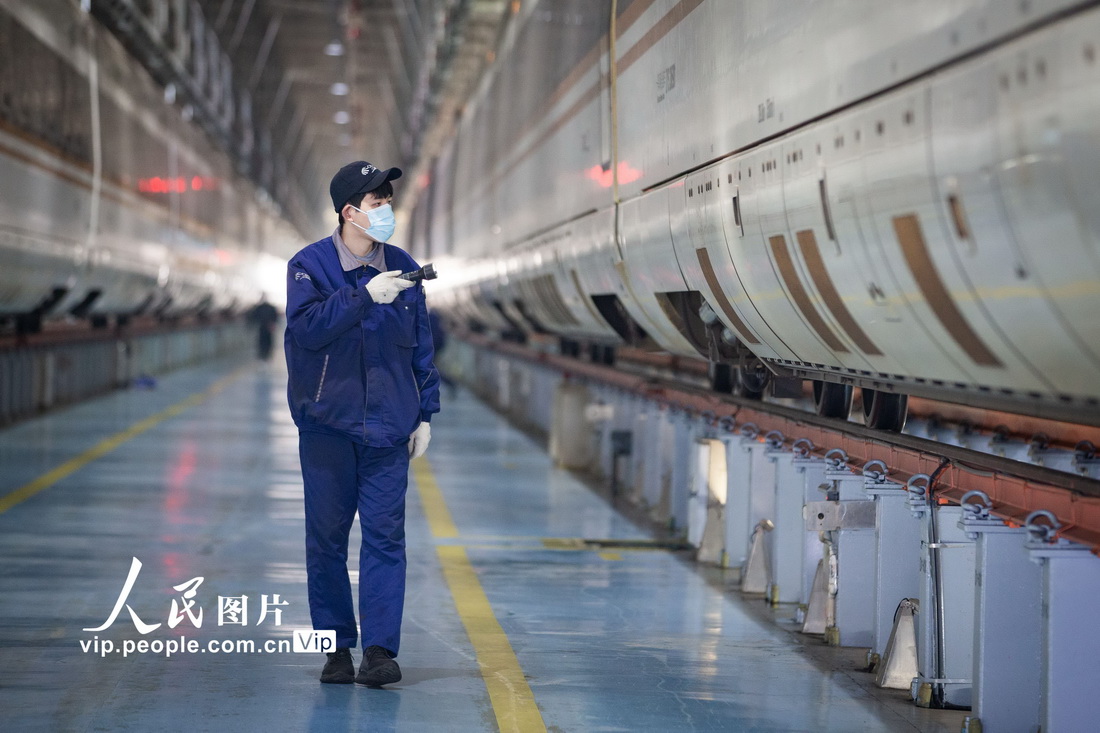 南京動車段南京南動車運用所的地勤機械師在對動車組列車進行檢查維護。