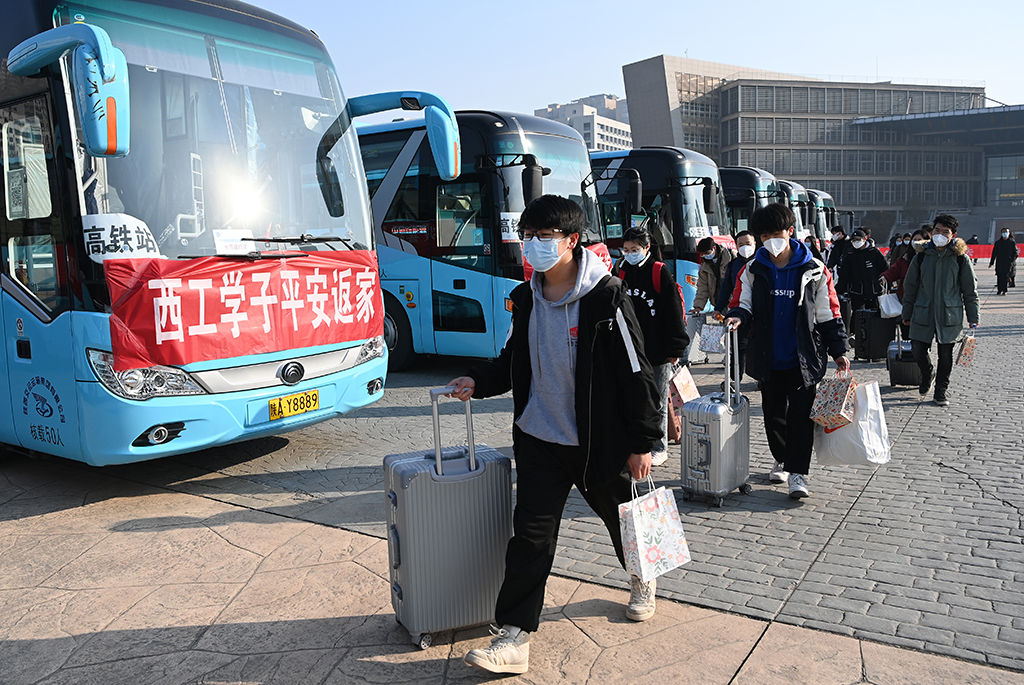 1月16日，西安工业大学未央校区的学生准备乘坐统一安排的大巴前往车站。新华社记者 刘潇 摄
