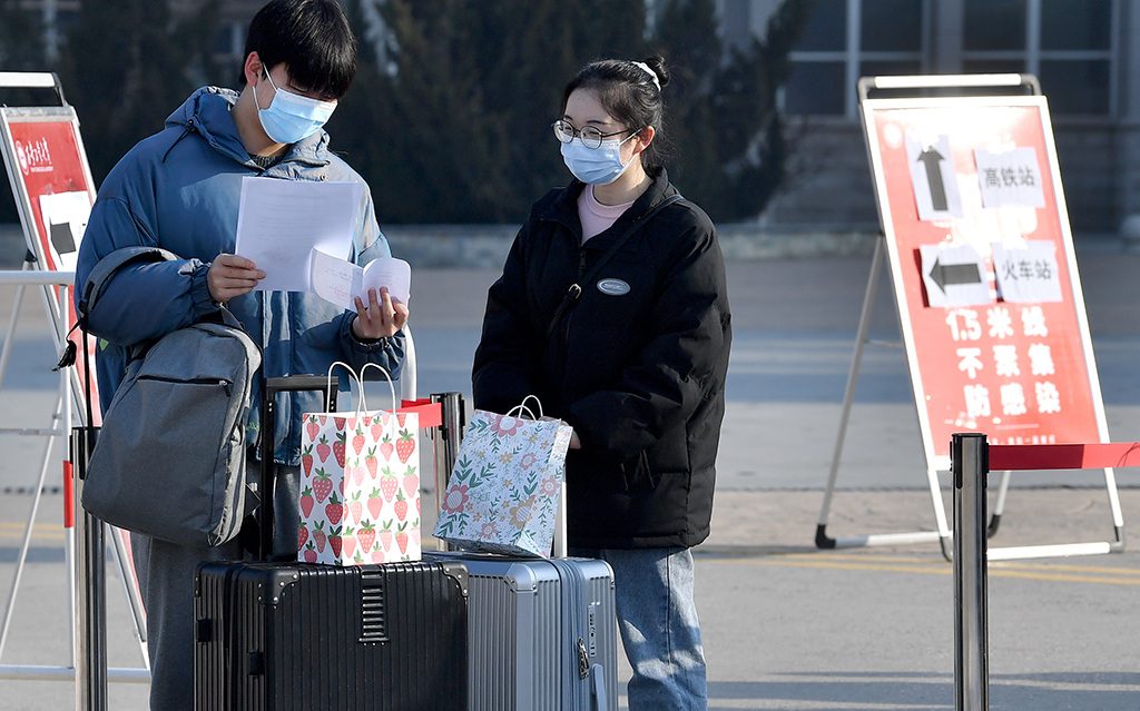 1月16日，西安工業大學未央校區的學生在檢查隨身攜帶的離校返鄉材料。新華社記者 劉瀟 攝
