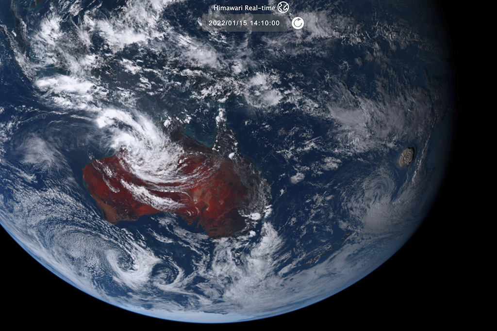 这张1月15日的卫星照片拍摄的是汤加海底火山喷发景象。