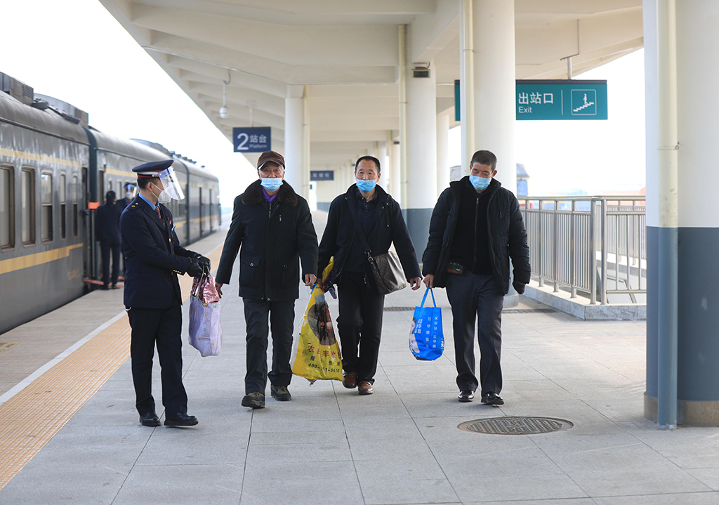 1月15日，农民们在凤凰城站下车准备去凤城市卖掉其他山货。新华社记者 杨青 摄