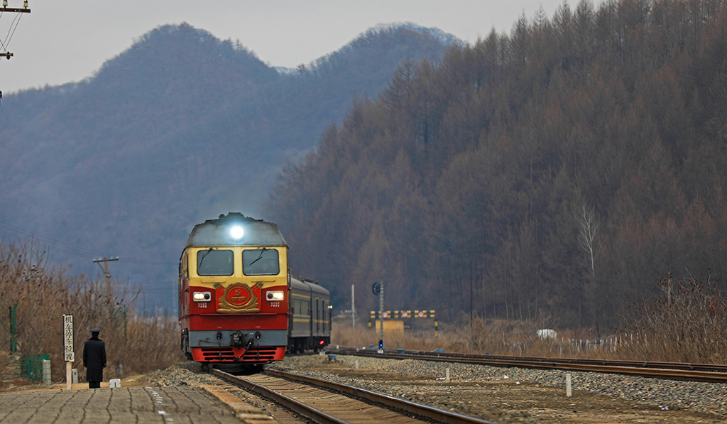 1月15日，4318次列車即將到達遼寧省鳳城市石城站。新華社記者 楊青 攝