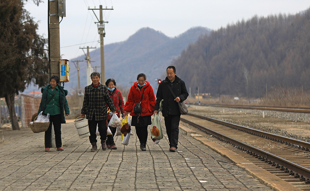 1月15日，在辽宁省凤城市石城站，农民们带着各种山货准备上车。 新华社记者 杨青 摄