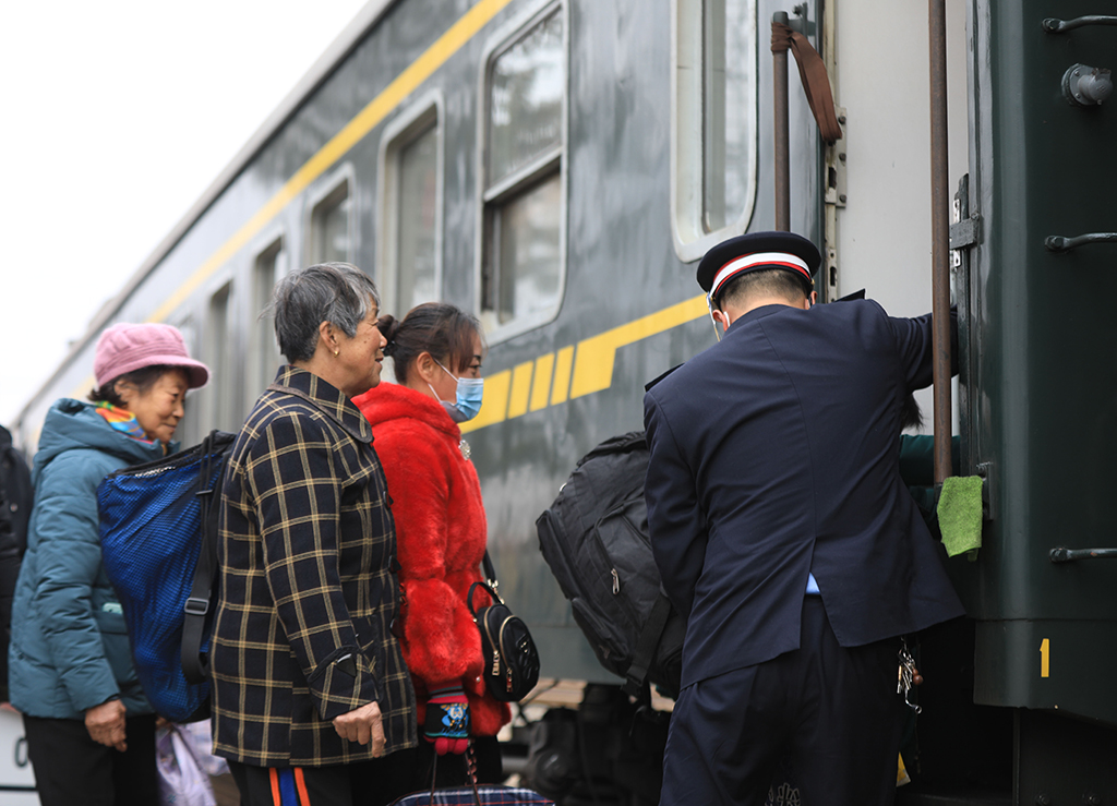 1月15日，在辽宁省凤城市石城站，农民们带着各种山货上车。新华社记者 杨青 摄