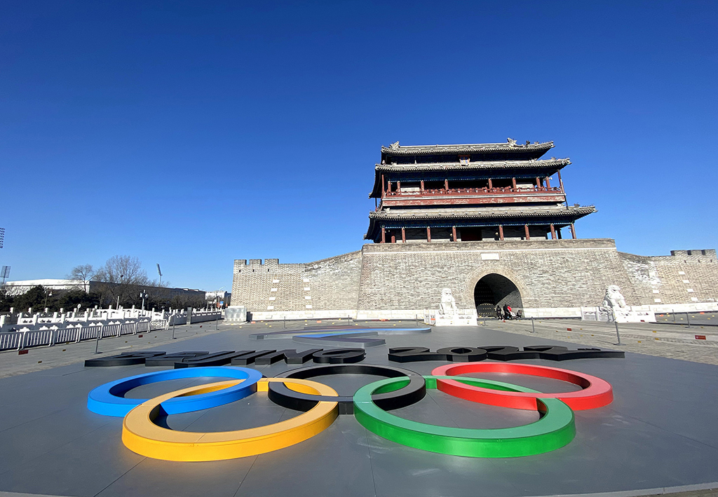 北京冬奥会和冬残奥会会徽亮相永定门广场