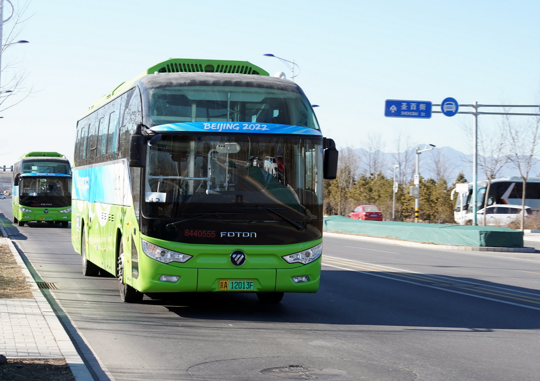 1月17日，氫燃料新能源車行駛在北京市延慶區的一處道路上。新華社記者 任超 攝