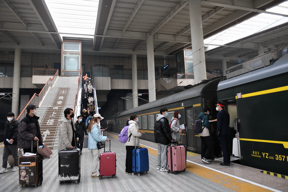 1月17日，旅客在西安站排隊乘車。