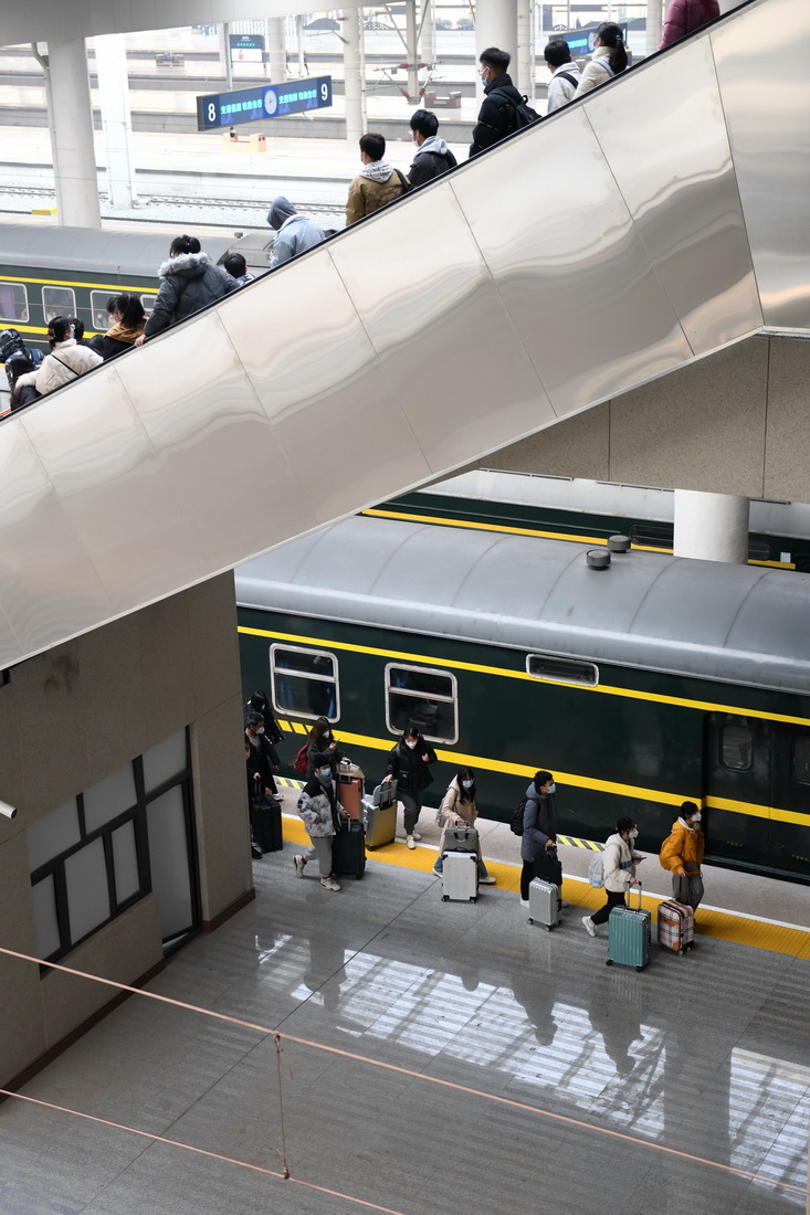 1月17日，旅客在西安站進站乘車。