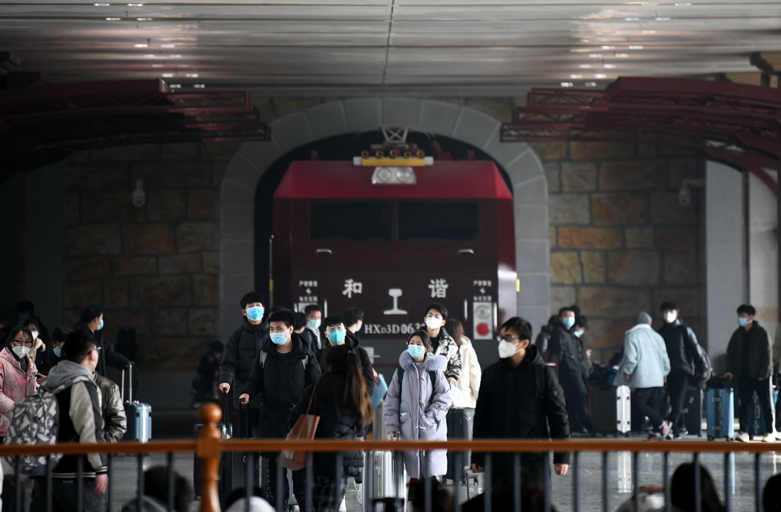 1月17日，旅客在西安站候車大廳候車。