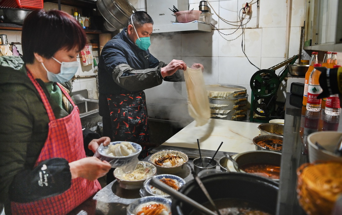 1月17日，西安市未央区一家小吃店开始营业，为附近居民送餐上门。