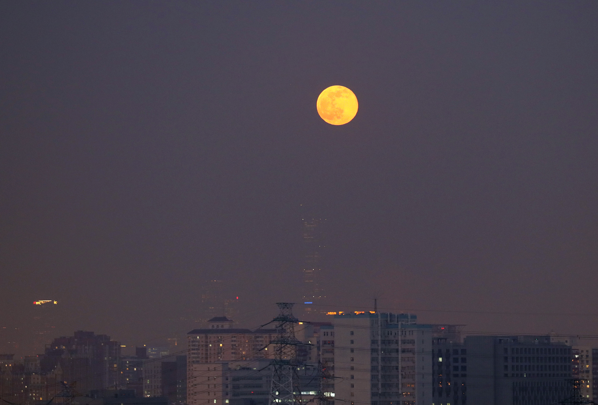 2022年1月18日晚，北京城上空的月亮。（視覺中國）