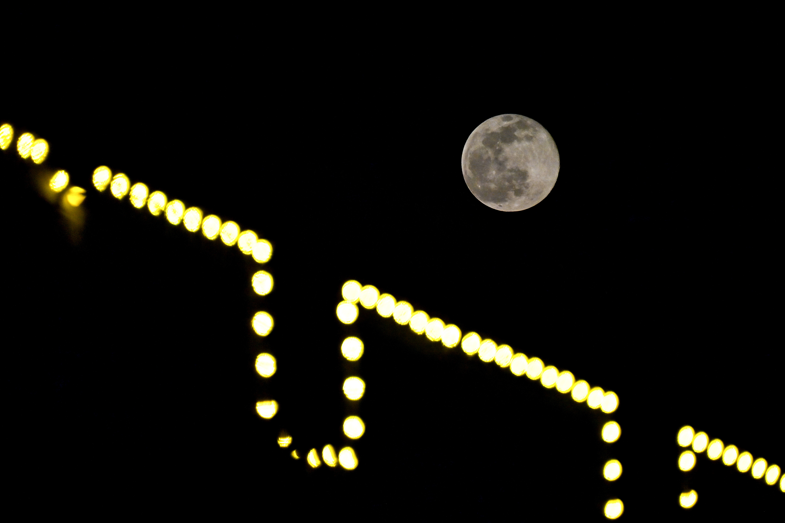 2022年1月18日晚，山東省青州市上空的月亮。王繼林攝（視覺中國）