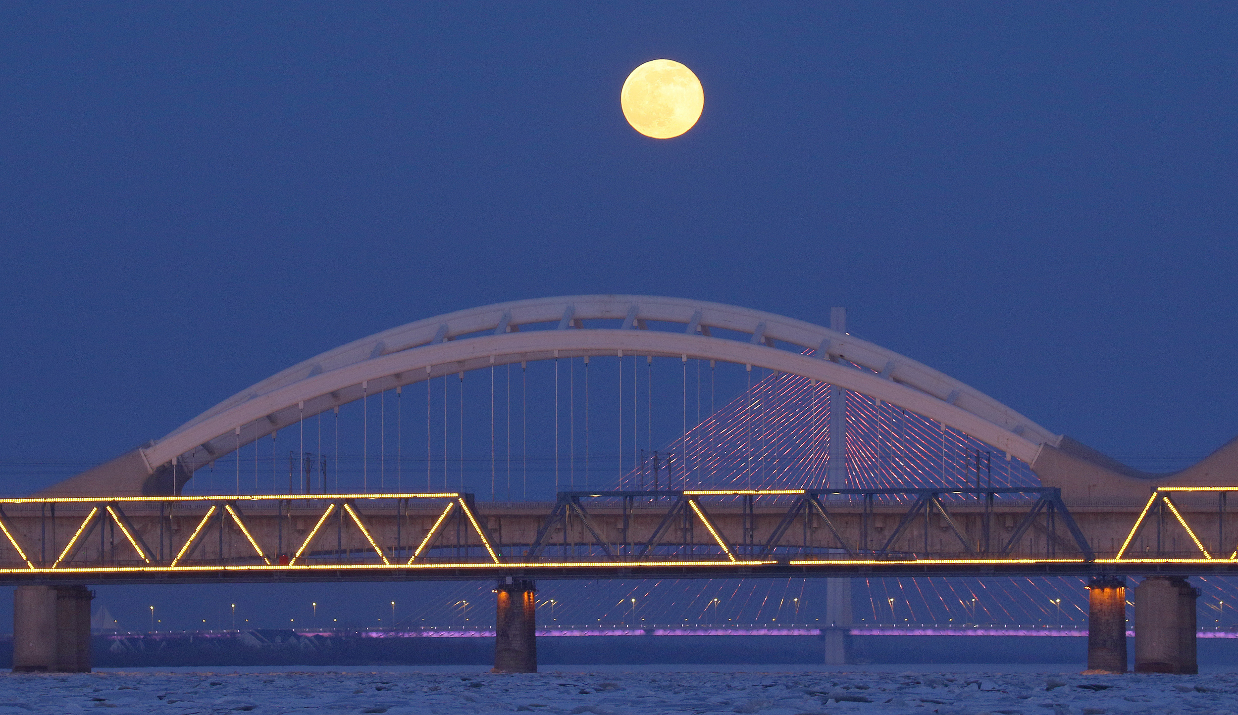 2022年1月18日晚，黑龙江省哈尔滨市上空的月亮。（视觉中国）