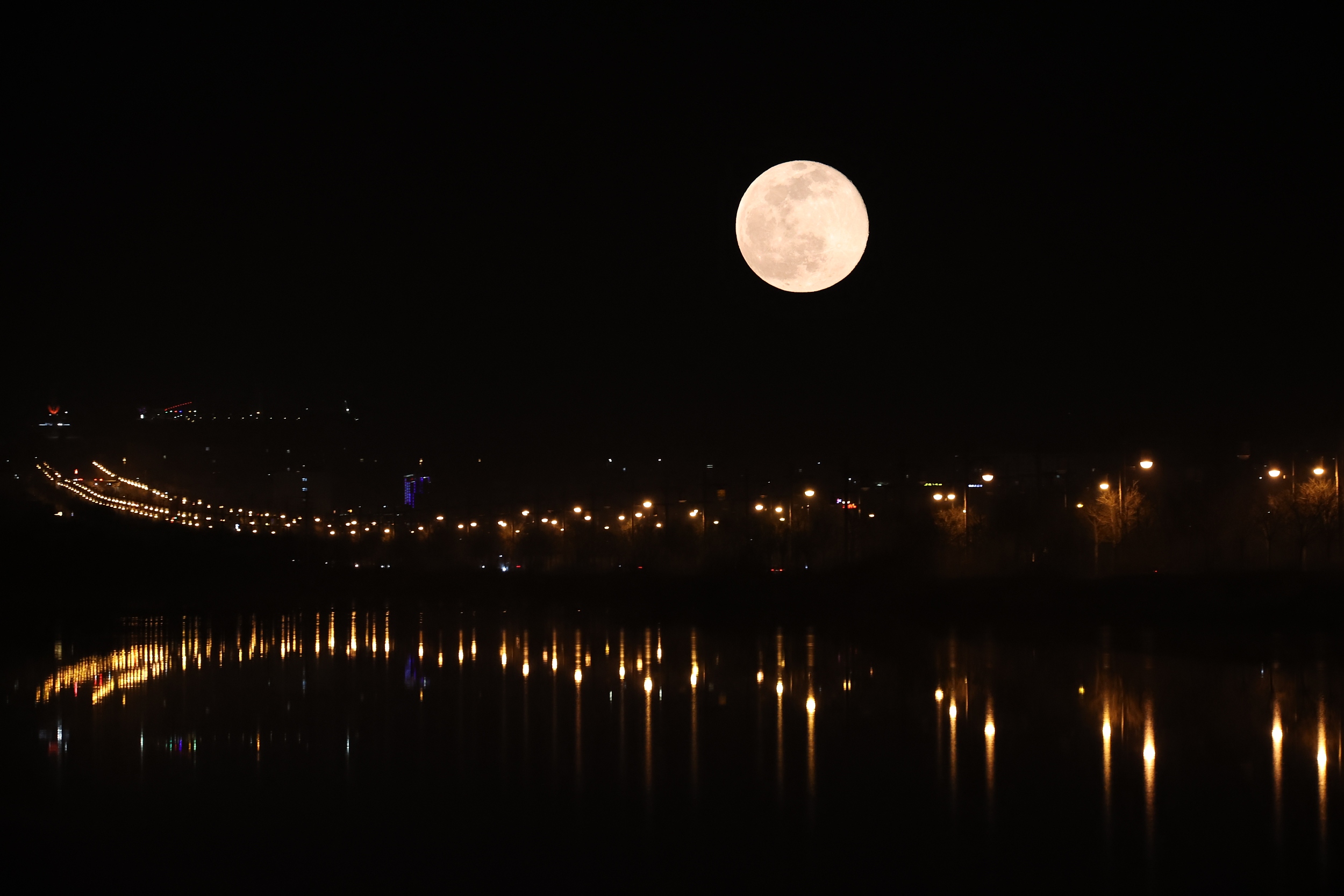 2022年1月18日晚，山西運城市上空的月亮。閆鑫攝（視覺中國）