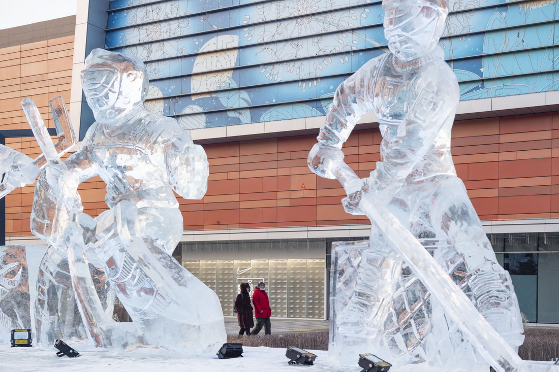 1月17日在哈尔滨市世茂大道与聚源街街口附近拍摄的冰雕。新华社记者 谢剑飞 摄