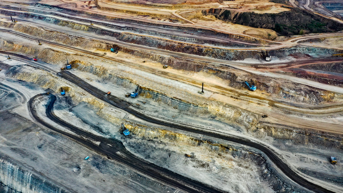 在位於鄂爾多斯市准格爾旗境內的神華集團准格爾能源有限公司黑岱溝露天煤礦，電鏟將挖出的煤炭裝入重型卡車（2021年11月11日攝，無人機照片）。新華社記者 彭源 攝